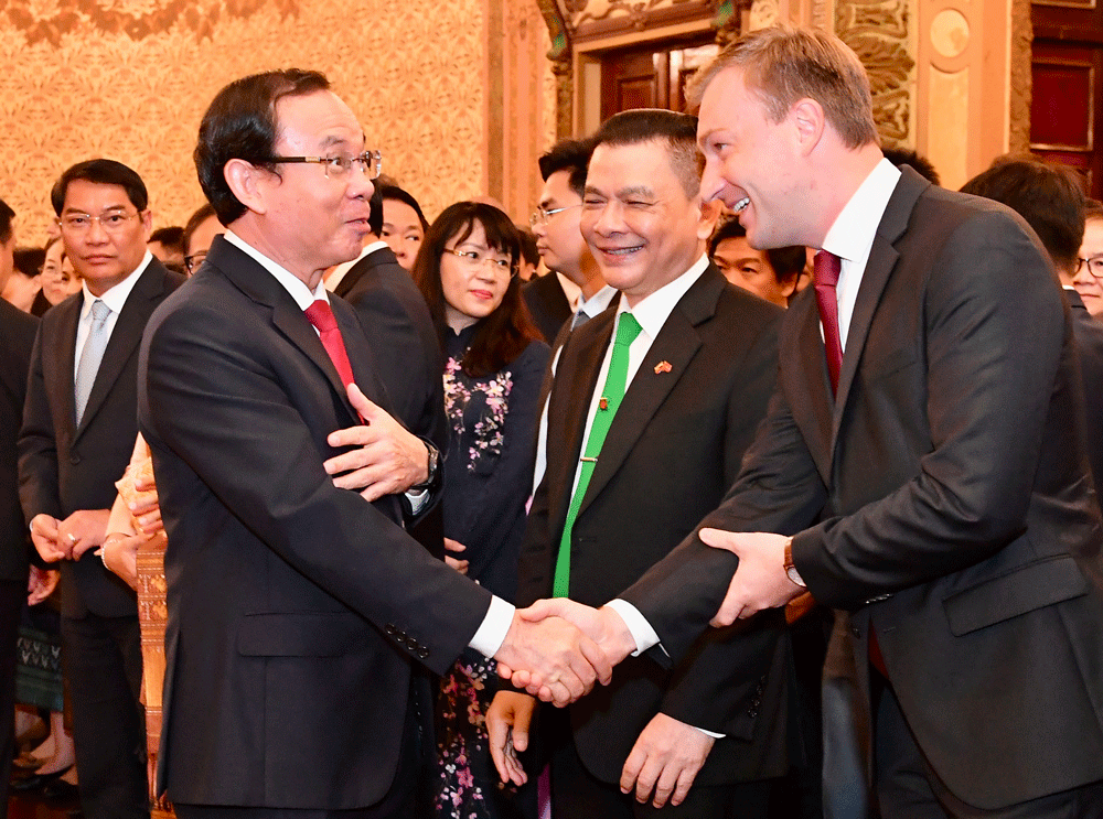 Bí thư Thành ủy TPHCM Nguyễn Văn Nên gặp gỡ, chia sẻ cùng đại diện các tổ chức quốc tế.