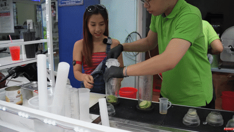 Cô bạn của Dustin hào hứng trải nghiệm giã chanh bằng tay (Ảnh cắt từ clip)