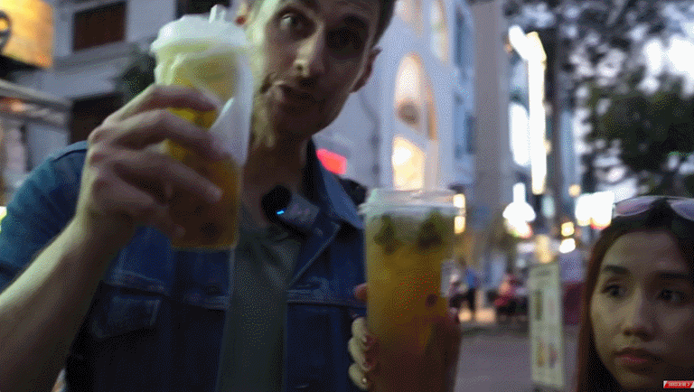 Chàng YouTuber người Mỹ tỏ ra thích thú, ấn tượng với hương vị lạ miệng của món trà chanh giã tay (Ảnh cắt từ clip)