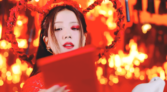 Âm nhạc theo công thức, MV đóng hộp, khoe bối cảnh hoành tráng, quần áo hầm hố, sang chảnh là những thứ thường thấy ở YG. MV ra mắt của BabyMonster hay BlackPink cũng không ngoại lệ. Âm nhạc theo công thức, MV đóng hộp, khoe bối cảnh hoành tráng, quần áo hầm hố, sang chảnh là những thứ thường thấy ở YG. MV ra mắt của BabyMonster hay BlackPink cũng không ngoại lệ.