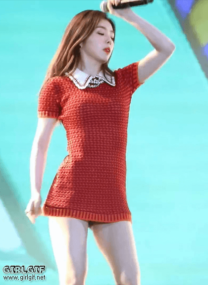 Nhiều fancam ghi lại cảnh Irene phải sửa sang trang phục ngay trên sân khấu biểu diễn. Cư dân mạng để lại bình luận gay gắt chỉ trích stylist của SM cố tình để các cô gái mặc váy siêu ngắn. Nhiều fancam ghi lại cảnh Irene phải sửa sang trang phục ngay trên sân khấu biểu diễn. Cư dân mạng để lại bình luận gay gắt chỉ trích stylist của SM cố tình để các cô gái mặc váy siêu ngắn.