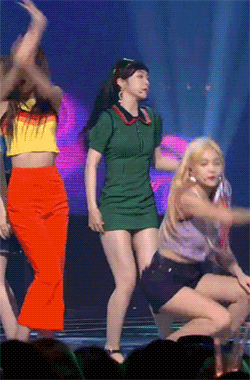 Khoảnh khắc gượng gạo khi Irene trình diễn với váy ngắn cũn cỡn. Khoảnh khắc gượng gạo khi Irene trình diễn với váy ngắn cũn cỡn.