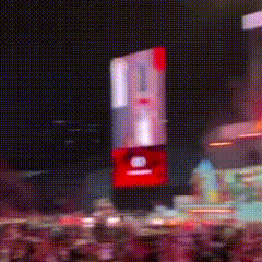 NSND Tự Long khóc, quỳ lạy cảm ơn 20.000 khán giả trong concert Anh trai vượt ngàn chông gai tối 19/10 ở TPHCM.