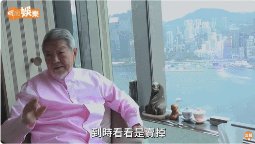 Thái Lan thuê 8 người phục vụ, sống trong căn hộ khách sạn, có tầm nhìn hướng biển.