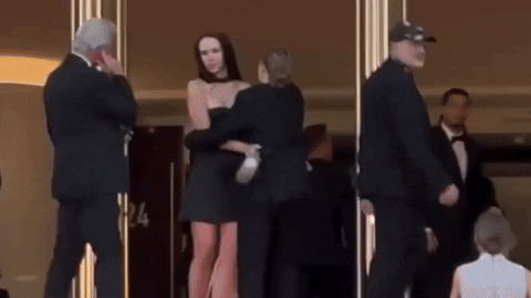 Người mẫu Sawa Pontyjska kiện LHP Cannes vì nhân viên bảo vệ cư xử thô lỗ với cô trên thảm đỏ. Người mẫu Sawa Pontyjska kiện LHP Cannes vì nhân viên bảo vệ cư xử thô lỗ với cô trên thảm đỏ.