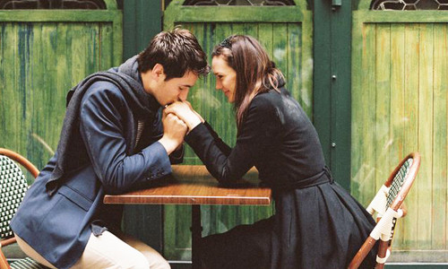 Hàn gắn vết thương tình cảm chỉ bằng một tờ giấy!