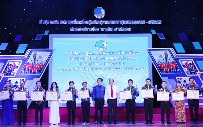 Tuyên dương 15 thanh niên nhận giải thưởng 15 tháng 10