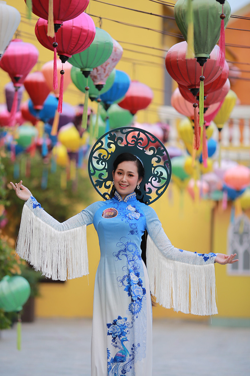 Hoa khôi sinh viên trong trang phục áo dài