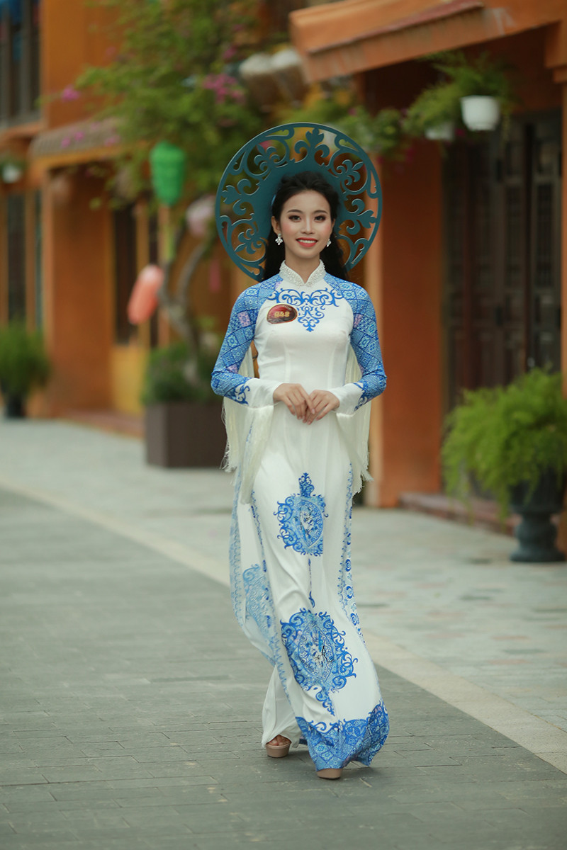 Hoa khôi sinh viên trong trang phục áo dài