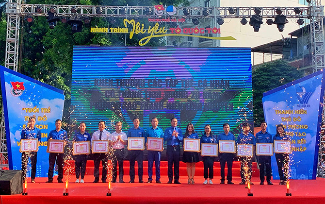 Bạn trẻ Hà Nội hào hứng tham gia ‘Thử thách 4h30 sáng’