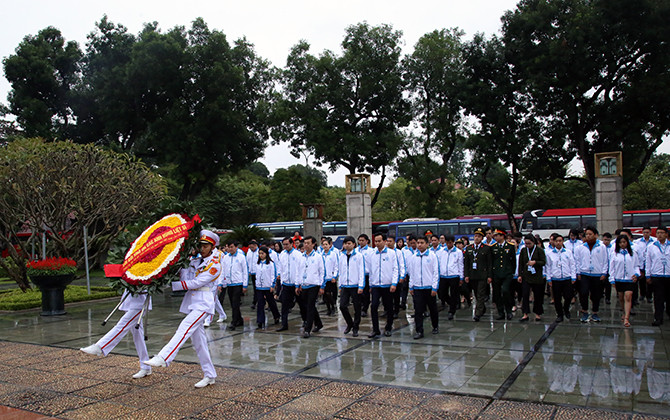 Đại biểu Sinh viên Việt Nam rạng ngời trước giời khai mạc