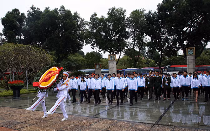 Đại biểu Sinh viên Việt Nam rạng ngời trước giời khai mạc