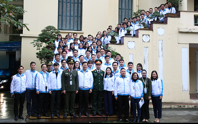 Đại biểu Sinh viên Việt Nam rạng ngời trước giời khai mạc