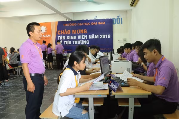 Hàng ngàn tân SV làm thủ tục nhập học đợt 1 tại ĐH Đại Nam