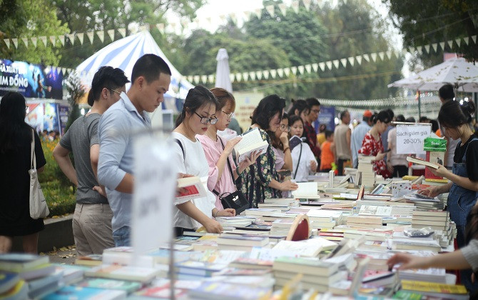 Hội sách 2019: Nắng nóng không ngăn người đọc đến với sách