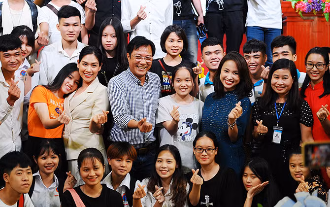 Nhiều nghệ sĩ nổi tiếng giao lưu với tân sinh viên Hải Dương