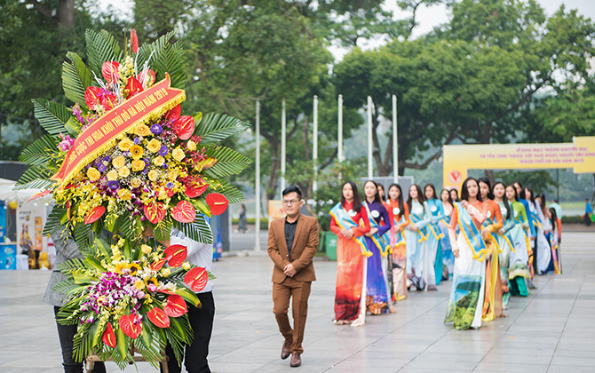 39 thí sinh Hoa khôi Thủ đô 2019 dâng hương tại Tượng đài Lý Thái Tổ