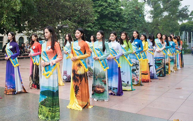 39 thí sinh Hoa khôi Thủ đô 2019 dâng hương tại Tượng đài Lý Thái Tổ