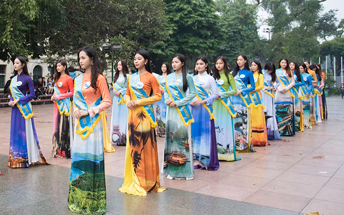 39 thí sinh Hoa khôi Thủ đô 2019 dâng hương tại Tượng đài Lý Thái Tổ