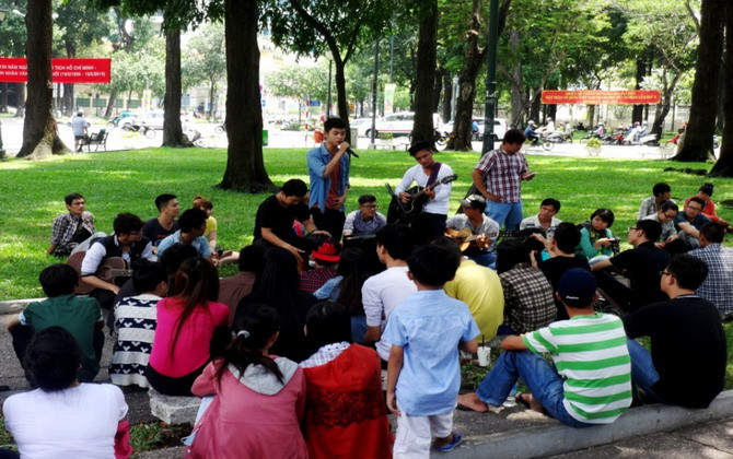 Muôn kiểu sinh viên tránh nóng ngày Hè