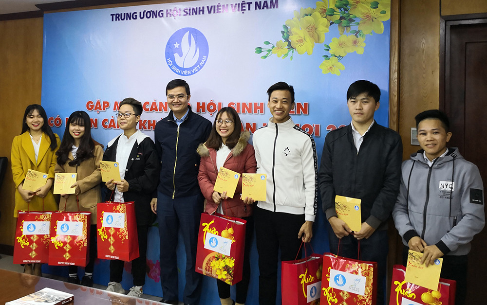Hỗ trợ cán bộ Hội là sinh viên có hoàn cảnh khó khăn dịp Tết 2019