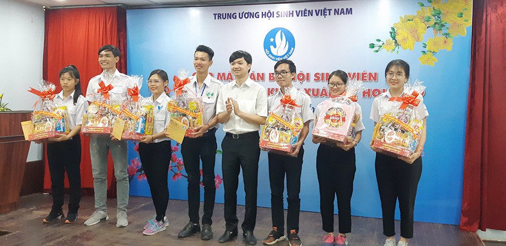 Hỗ trợ cán bộ Hội là sinh viên có hoàn cảnh khó khăn dịp Tết 2019