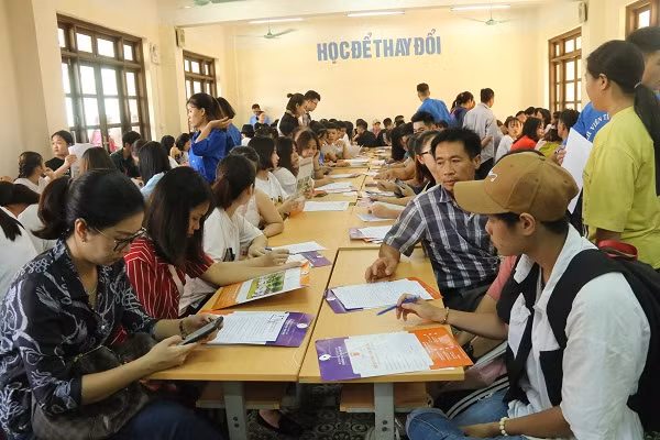 Hàng ngàn tân SV làm thủ tục nhập học đợt 1 tại ĐH Đại Nam