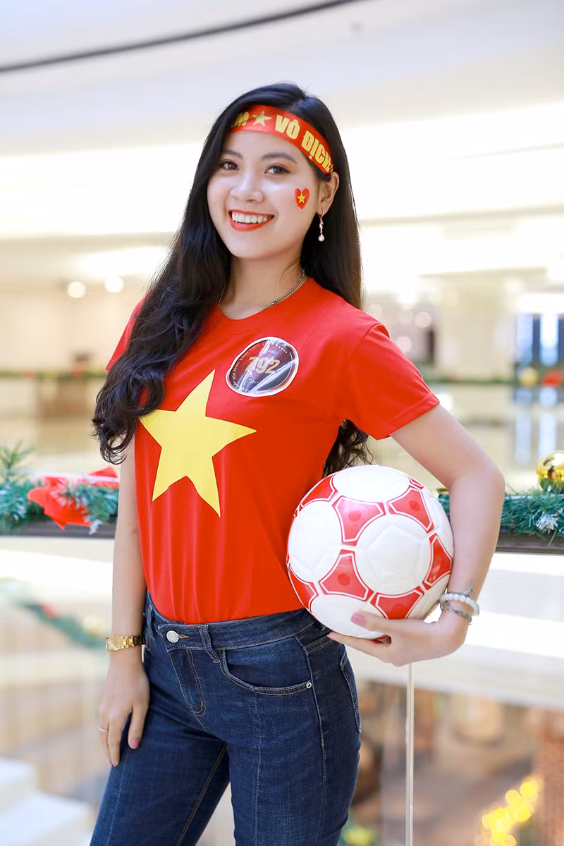 Mưa lời chúc đội tuyển Việt Nam từ các thí sinh Hoa khôi sinh viên