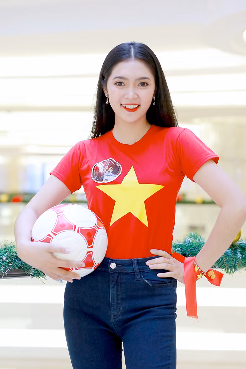 Mưa lời chúc đội tuyển Việt Nam từ các thí sinh Hoa khôi sinh viên