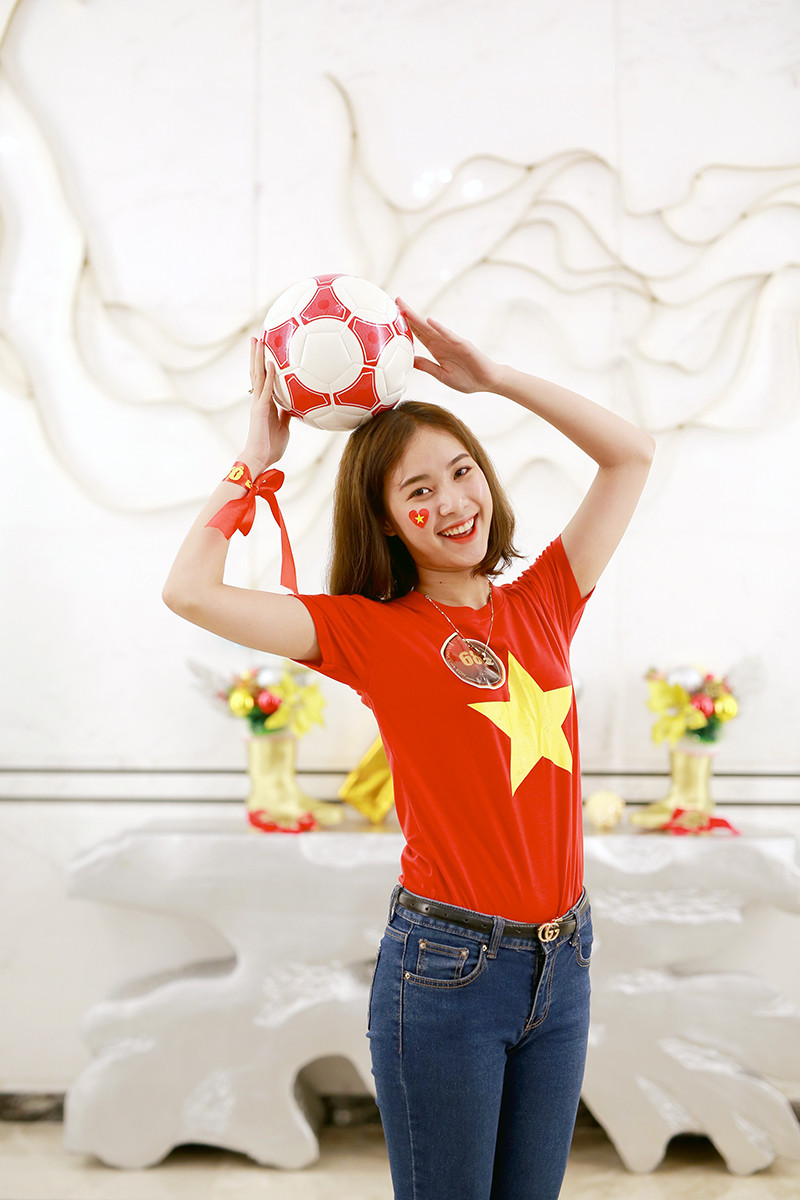 Mưa lời chúc đội tuyển Việt Nam từ các thí sinh Hoa khôi sinh viên