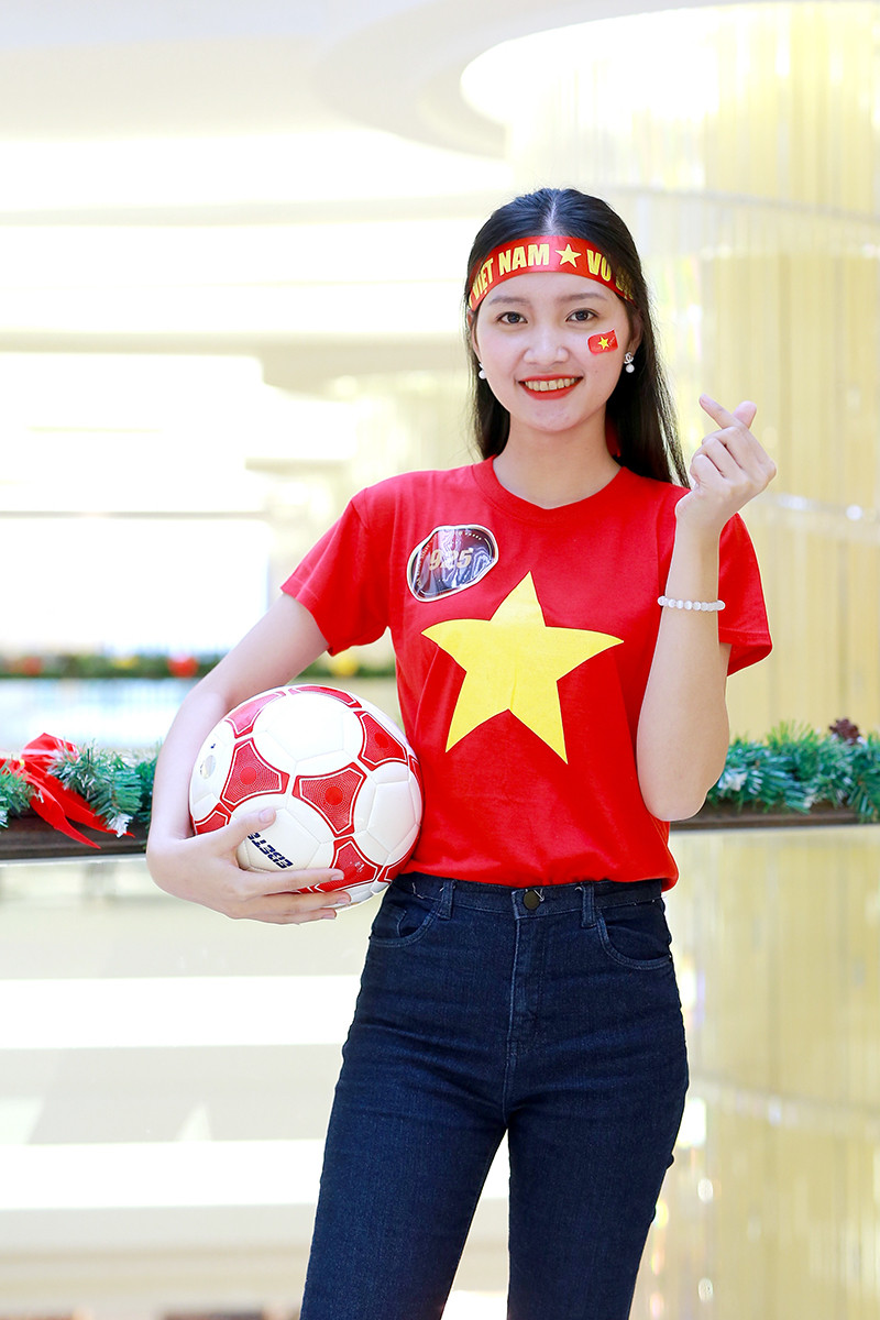 Mưa lời chúc đội tuyển Việt Nam từ các thí sinh Hoa khôi sinh viên