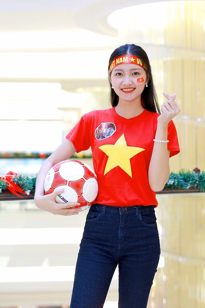 Mưa lời chúc đội tuyển Việt Nam từ các thí sinh Hoa khôi sinh viên
