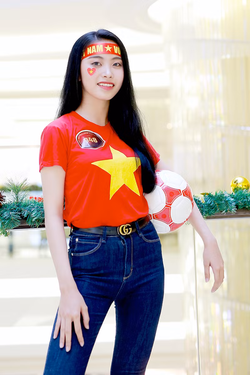 Mưa lời chúc đội tuyển Việt Nam từ các thí sinh Hoa khôi sinh viên