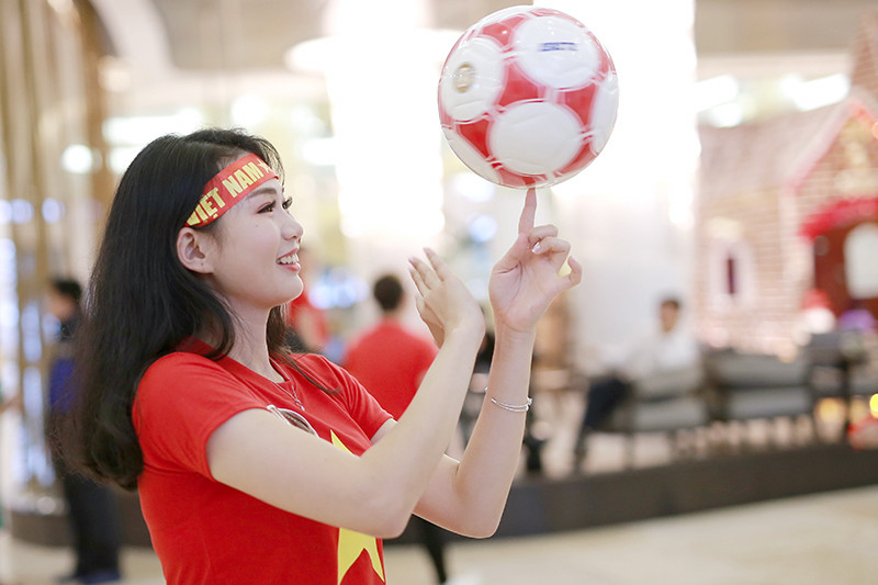 Mưa lời chúc đội tuyển Việt Nam từ các thí sinh Hoa khôi sinh viên