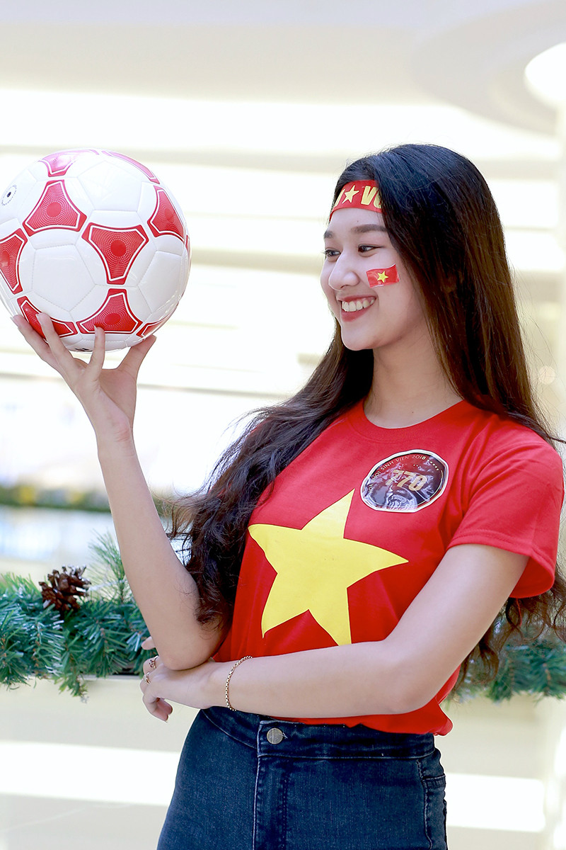 Mưa lời chúc đội tuyển Việt Nam từ các thí sinh Hoa khôi sinh viên