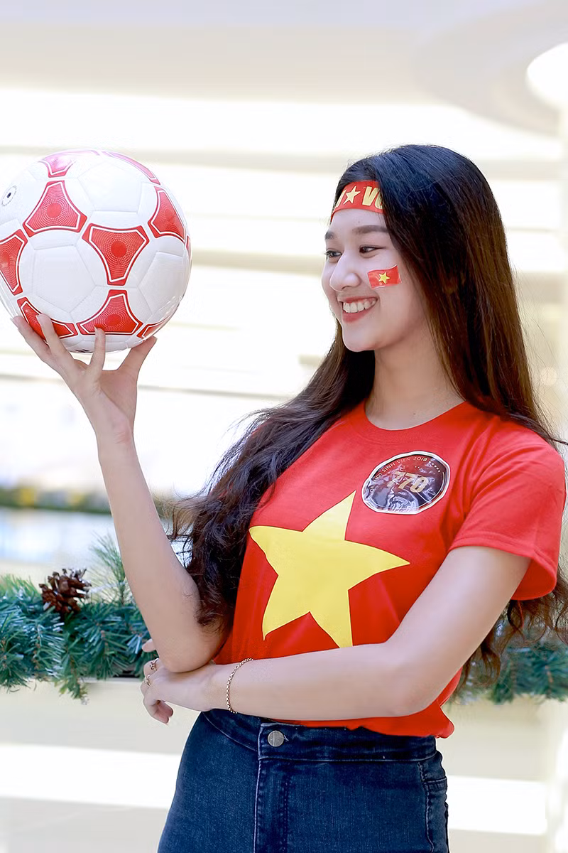 Mưa lời chúc đội tuyển Việt Nam từ các thí sinh Hoa khôi sinh viên