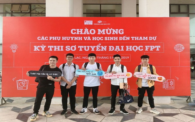 Hàng ngàn thí sinh háo hức tham gia thi sơ tuyển vào trường ĐH FPT