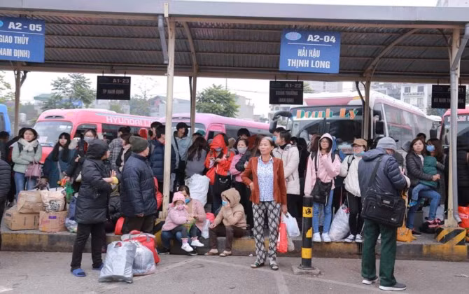 Người người về quê đón Năm mới trong gió rét