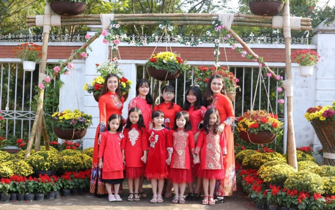 TP Vinh: Người dân nô nức đổ ra cung đường hoa 2,5 tỷ