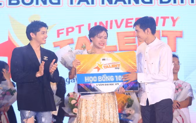 Nêu thông điệp Cứu Trái Đất, nữ sinh Hà Nội giành Quán quân cuộc thi tài năng ĐH FPT
