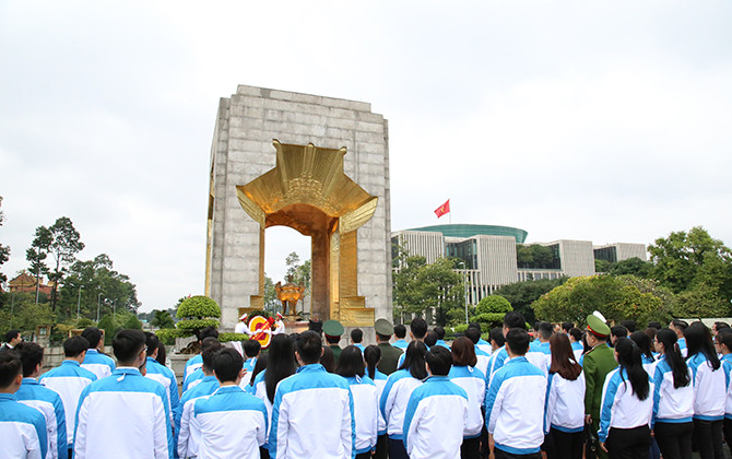 Đại biểu Sinh viên Việt Nam rạng ngời trước giời khai mạc