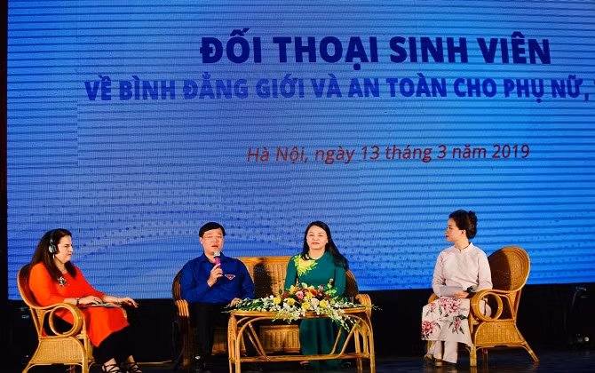 Đang diễn ra: Đối thoại về bình đẳng giới với sinh viên