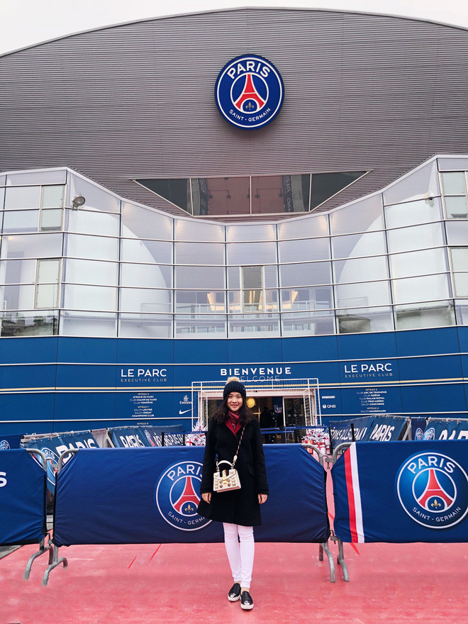 Khám phá các sân bóng nổi tiếng thế giới cùng cô nàng 9X