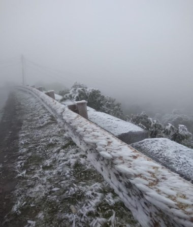 Lung linh băng tuyết trên đỉnh Mẫu Sơn