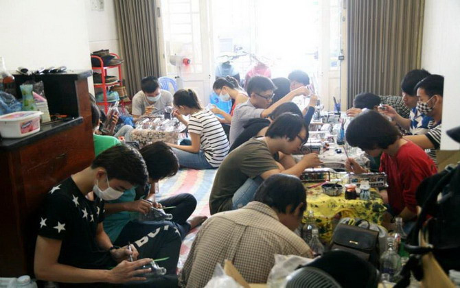 Chàng trai đam mê nghệ thuật vẽ thủy tinh