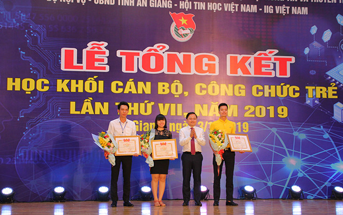 Trao giải thi Tin học cán bộ trẻ toàn quốc năm 2019
