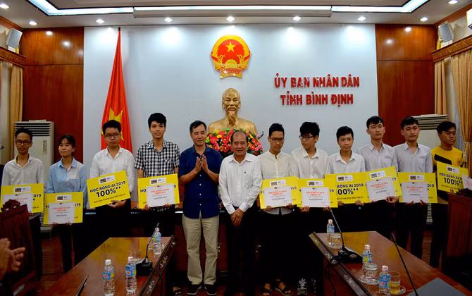ĐH FPT trao học bổng toàn phần về Trí tuệ nhân tạo cho học sinh xuất sắc tỉnh Bình Định