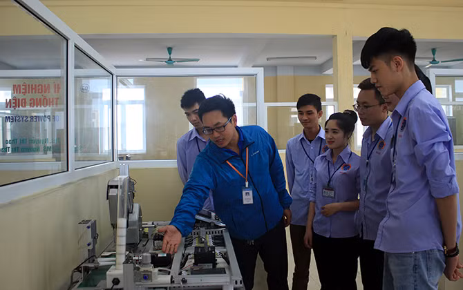 Chọn trường TOP hay chọn ngành yêu thích?
