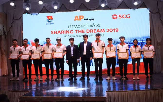 19 sinh viên truờng ĐH Sao Đỏ được nhận học bổng “Sharing the Dream”