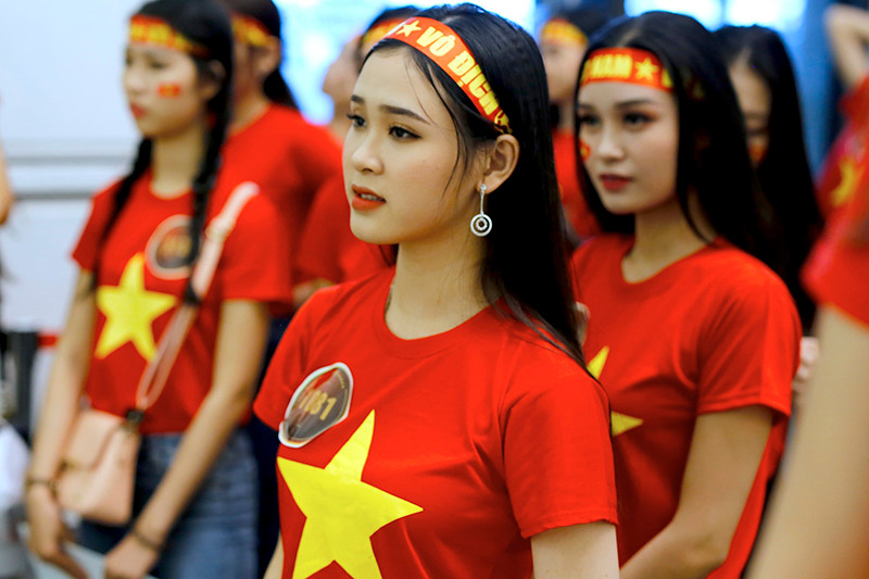 Mưa lời chúc đội tuyển Việt Nam từ các thí sinh Hoa khôi sinh viên